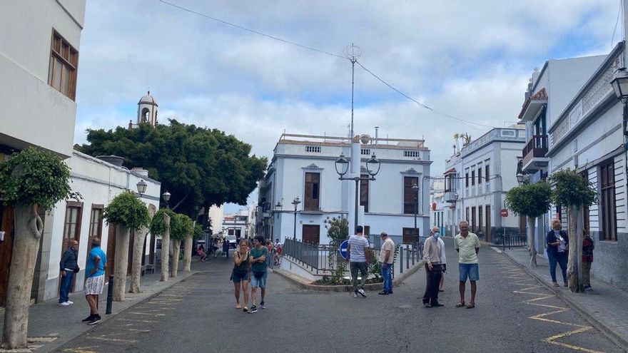 Vecinos y visitantes en el casco histórico de Agaete.