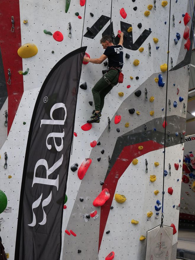 Ton van den Berg escalando en Indoorwall Getafe.