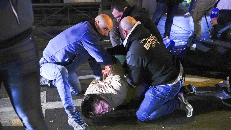 Varios policías detienen a un hombre durante la concentración contra la Amnistía, este miércoles en la madrileña calle Ferraz, junto a la sede central del PSOE.