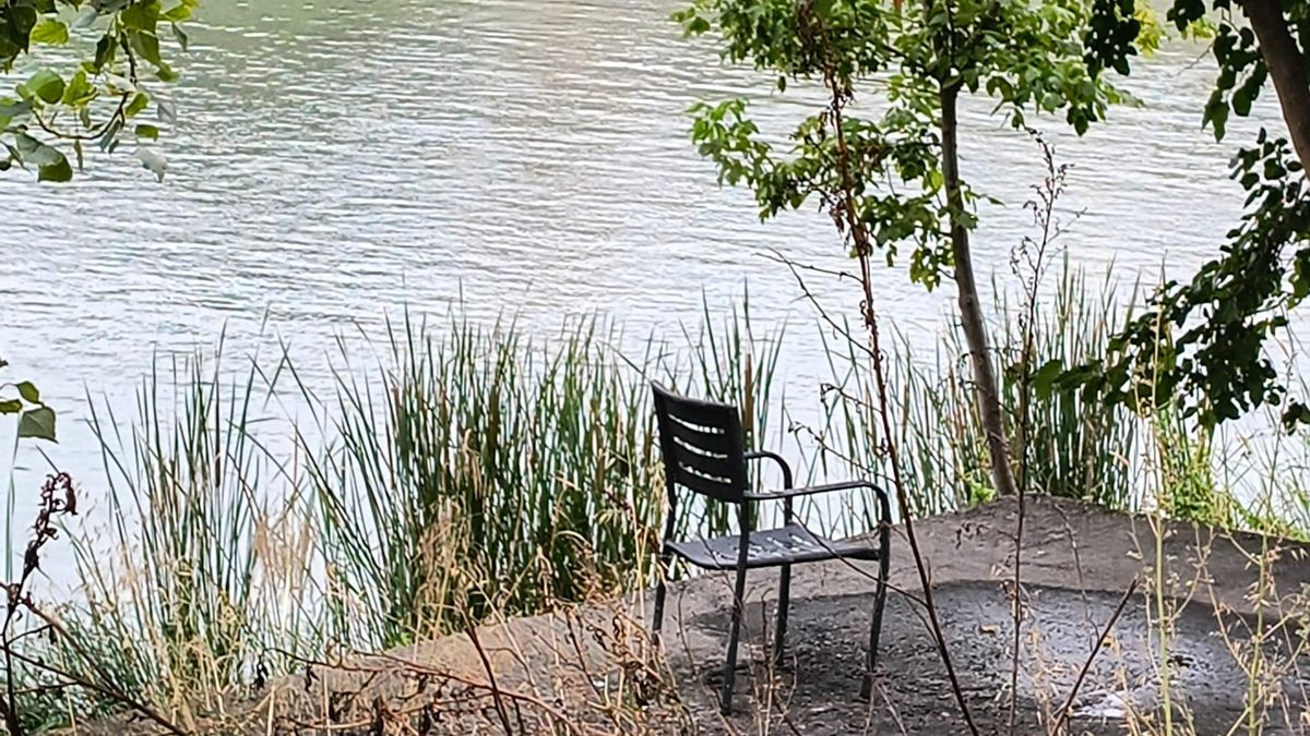 Río Ebro con silla. Zaragoza.