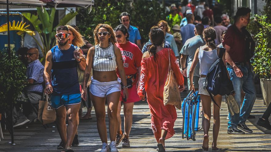 Foto de archivo. Gente en Santander en verano