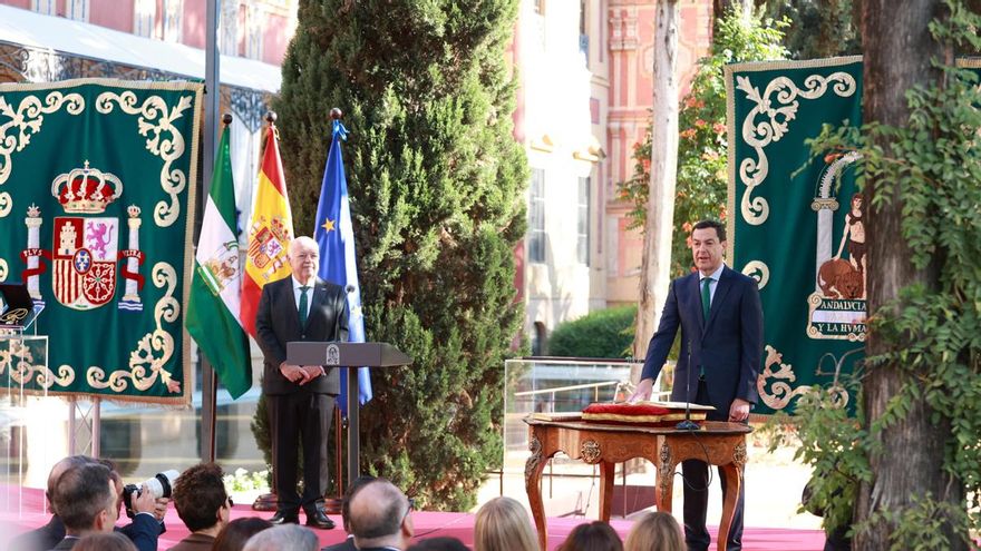 Moreno, en su toma de posesión tras pactar con Vox: "Los acuerdos no gustan al 100% ni a las partes que lo firman"