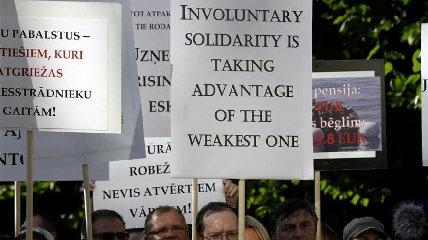 Centenares de letones protestan contra la acogida de refugiados asignada por la UE