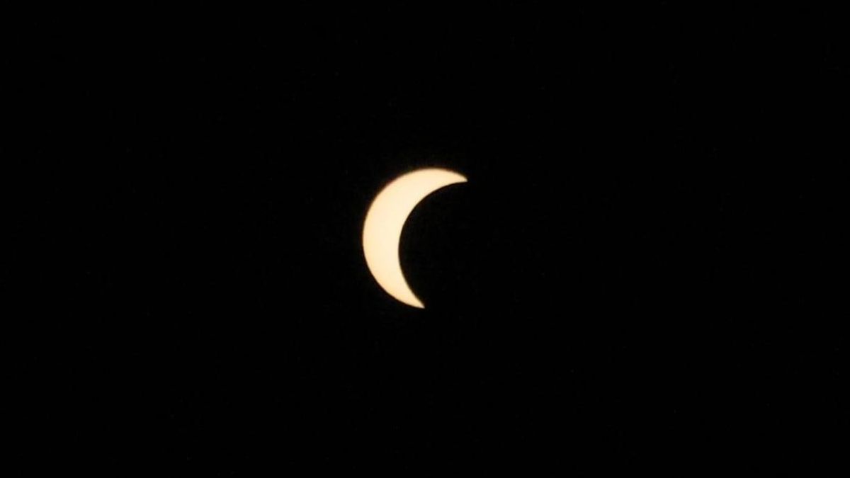 El Sol cubierto casi en su totalidad a consecuencia del eclipse