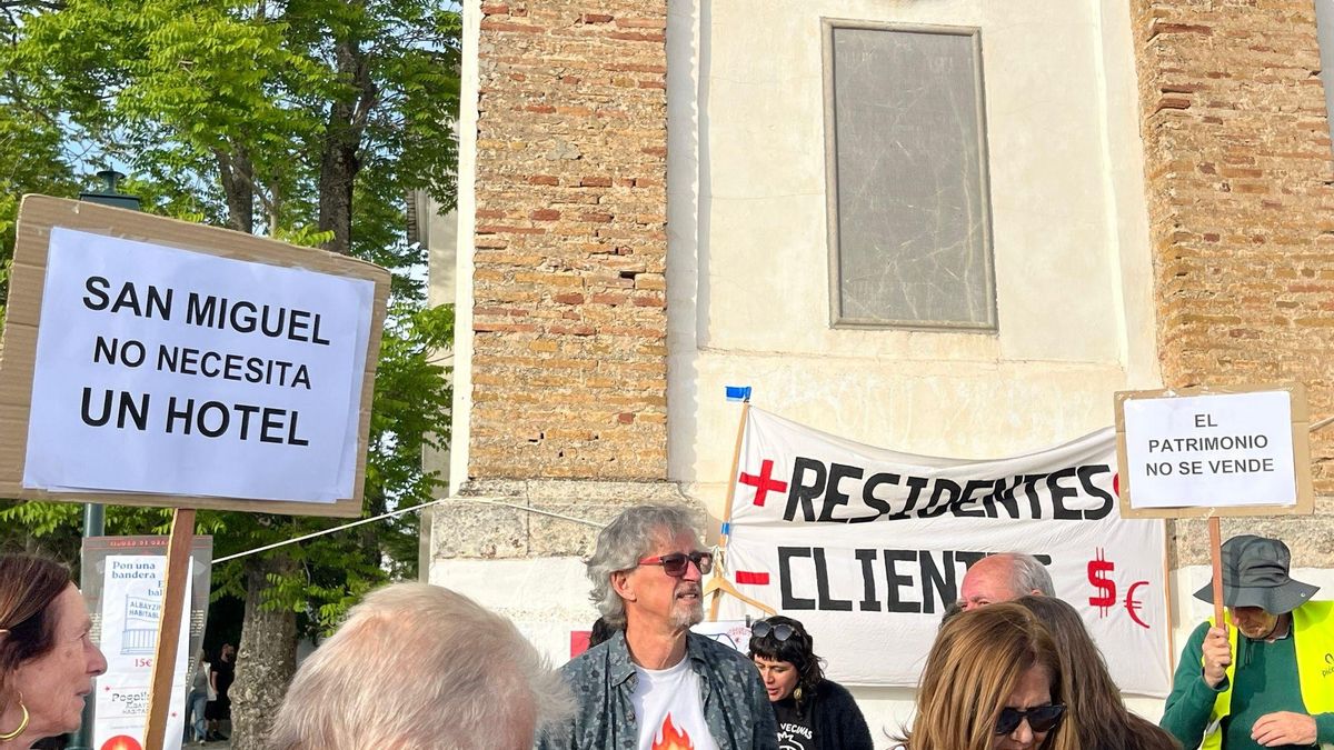 Imagen de una protesta en contra de la subasta del antiguo CIMI de San Miguel Alto, en Granada capital, proceso de enajenación que ha quedado desierto al no presentarse ninguna oferta.