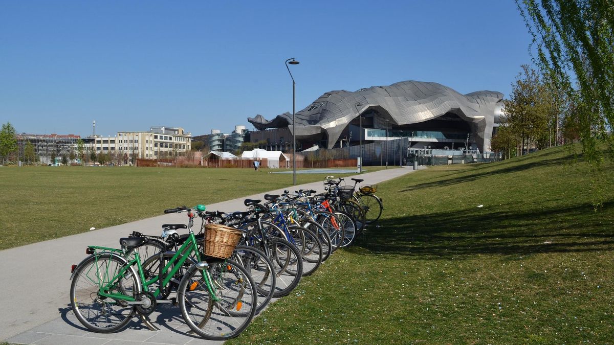 Perfiles metálicos en 'La Cometa', uno de los edificios vanguardistas de la zona de Tres Torres.
