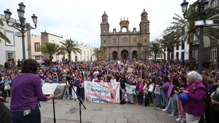 La Red Feminista otorga el premio 'escobilla' "para que limpie la mierda que deja" al Gobierno de Canarias por sus recortes en Igualdad