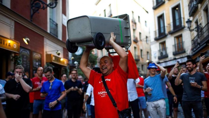 Invasión roja en la Plaza Mayor: temor entre los vecinos por el "botellón y desmadre" de los hinchas del Liverpool