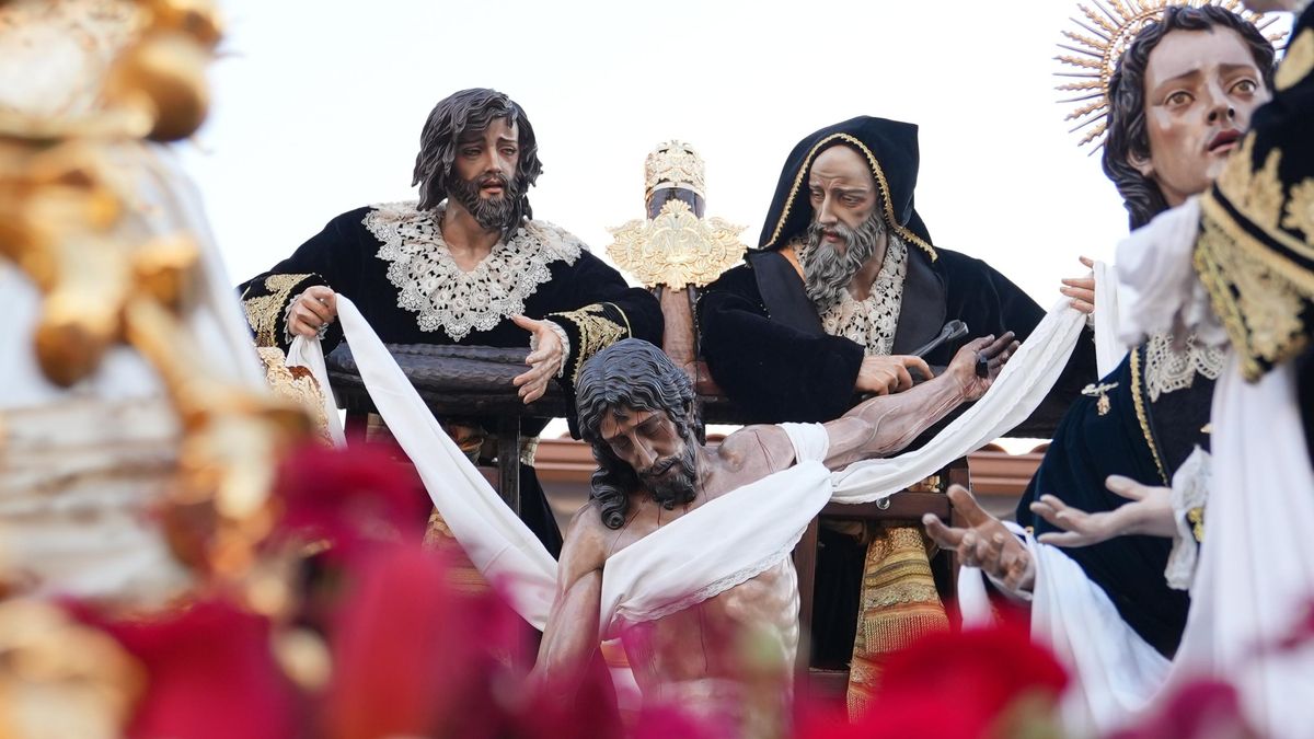 La procesión de la Hermandad del Descendimiento, en imágenes