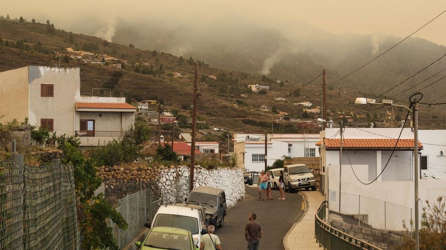 Un grupo de vecinos del municipio de Arafo observa el incendio forestal que afecta a la isla de Tenerife