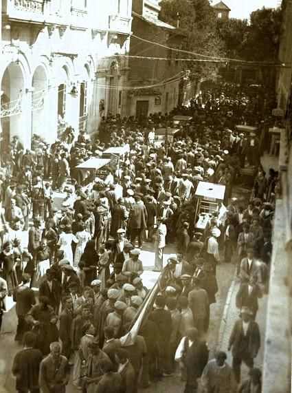 Público esperando en la calle Isaac Peral para un acto en el Teatro Circo