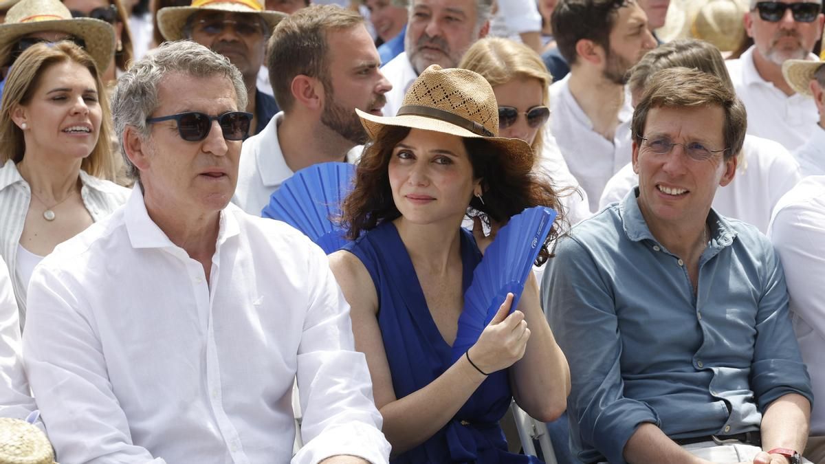 El líder del PP, Alberto Núñez Feijóo, la presidenta de la Comunidad de Madrid, Isabel Díaz Ayuso, y el alcalde de Madrid, José Luis Martínez-Almeida, este domingo