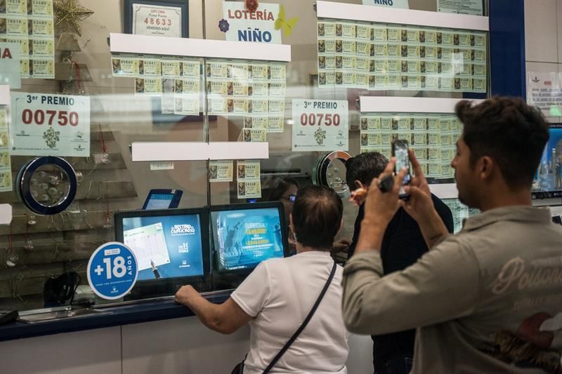 Varias personas se han acercado a la administración de lotería del Centro Comercial Deiland, en Playa Honda, donde se venció en número 00750, tercer premio de la Lotería de Navidad.