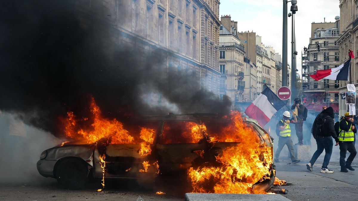 Un vehículo en llamas durante una protesta en París.