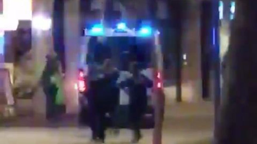 Un guardia urbano dispara a una persona sin hogar que le amenazó con un cuchillo en Barcelona