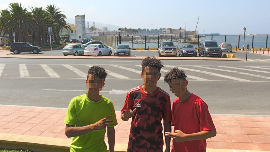 Tres menores marroquíes en las calles de Ceuta