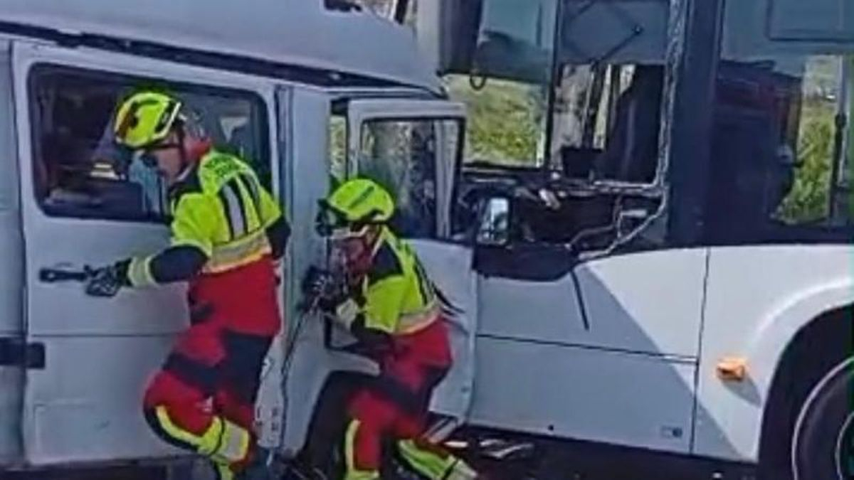 Accidente en Cenicero: el choque entre una furgoneta y un autobús metropolitano se salda con dos heridos