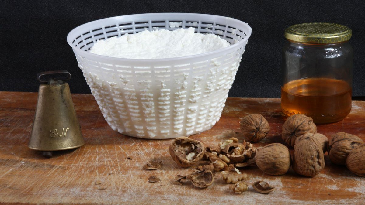 Con uvas y miel, granada o anchoas y tomates: recetas de tostadas con ricota para empezar el día