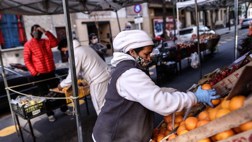 Personas compran frutas y verduras en una feria comunitaria de la ciudad de Buenos Aires (Argentina). EFE/Juan Ignacio Roncoroni