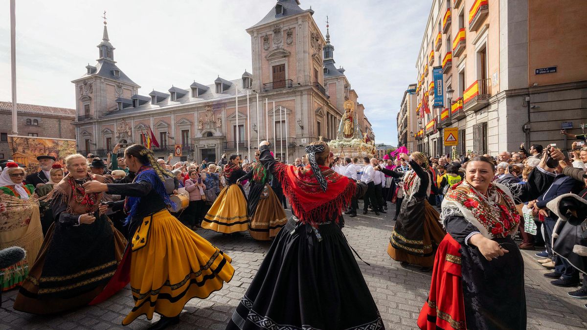 Fiestas de la Almudena 2025 en Madrid: conciertos de "patronas" gratis, reparto de dulces típicos y folclore en las calles
