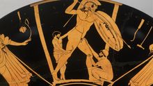 Escena de fundición, trabajadores terminando la estatua de un guerrero. Kylix ático de figuras rojas, de Vulci (ca. 490-480 a.C.)