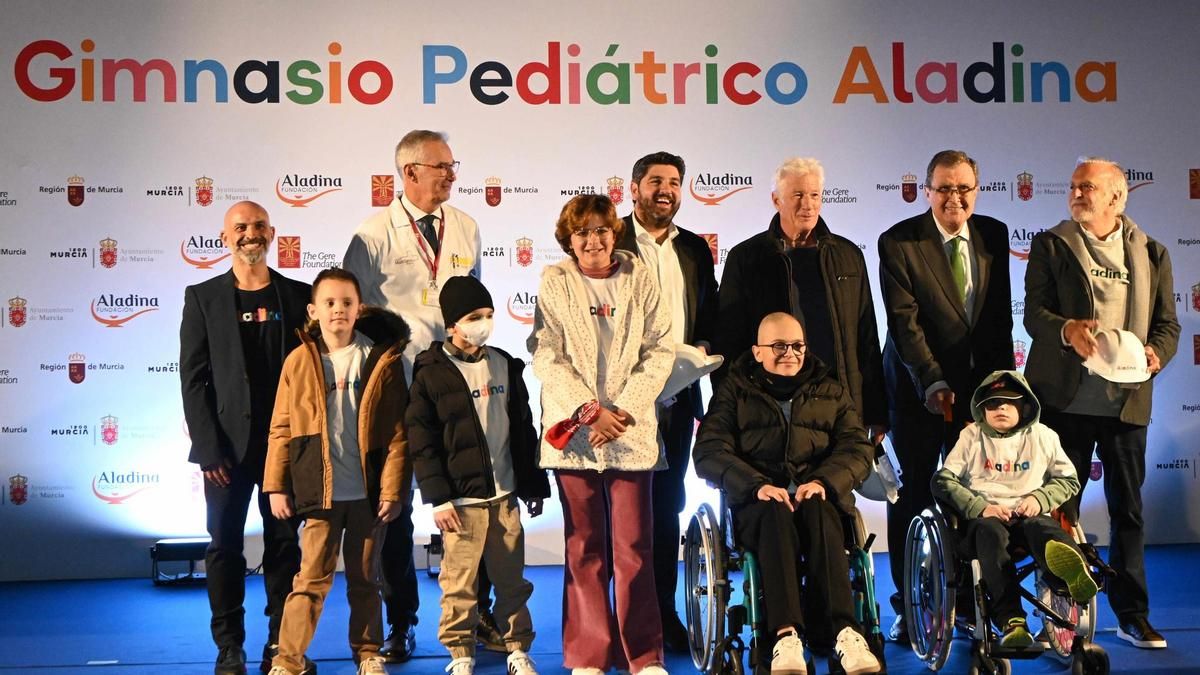 El jefe del Ejecutivo autonómico, Fernando López Miras, presidió hoy el acto de colocación de la primera piedra del primer gimnasio oncológico pediátrico y de adolescentes de España.