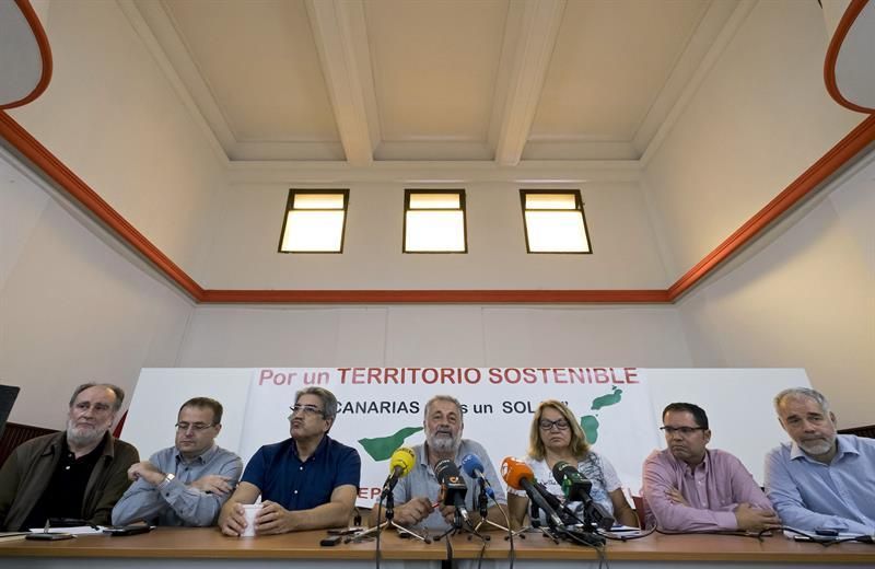 Representantes de diferentes partidos políticos, sindicatos y otras organizaciones contra la Ley del suelo (Efe)