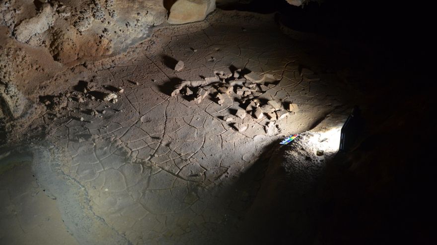 Sala a 25 metros de altura de la galería infantil de La Garma en donde se aprecian huellas y placas de arcilla removidas por un niño de hace 16.500 años.