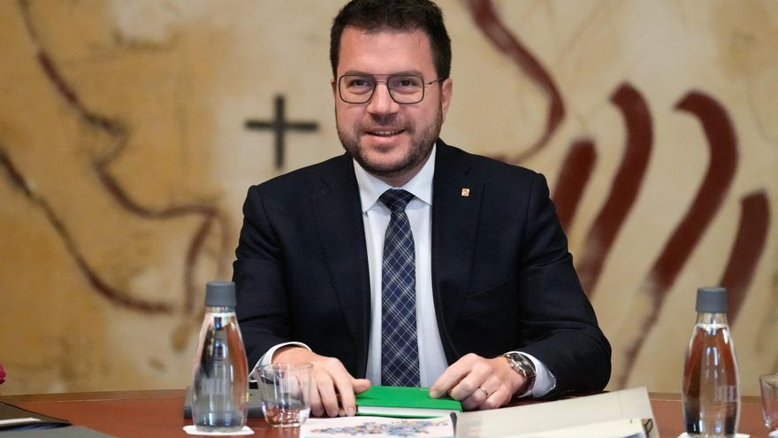 El presidente de la Generalitat, Pere Aragonès, durante la reunión semanal del Govern, tras el parón de la Semana Santa, mientras los partidos catalanes reactivan su maquinaria electoral una vez clarificados sus cabezas de lista para las elecciones al Parlament del próximo 12 de mayo. EFE/Enric Fontcuberta