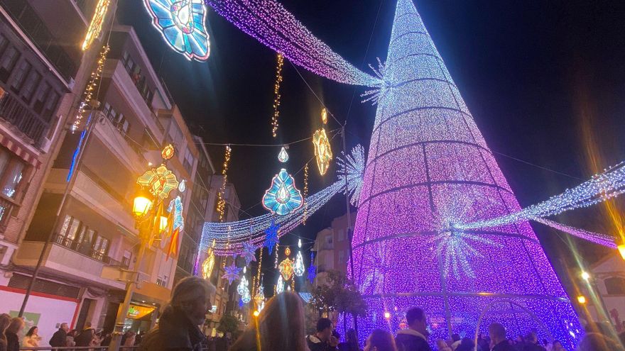 Puente Genil enciende su Navidad con un espectáculo de luz y todos los accesos al pueblo iluminados