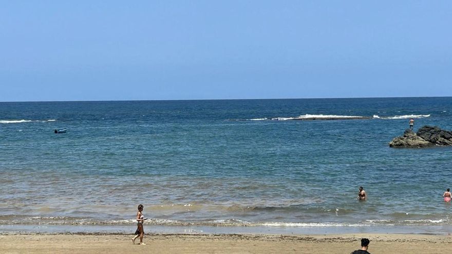 Las Palmas de Gran Canaria mantiene la bandera amarilla por la presencia de microalgas en Las Canteras
