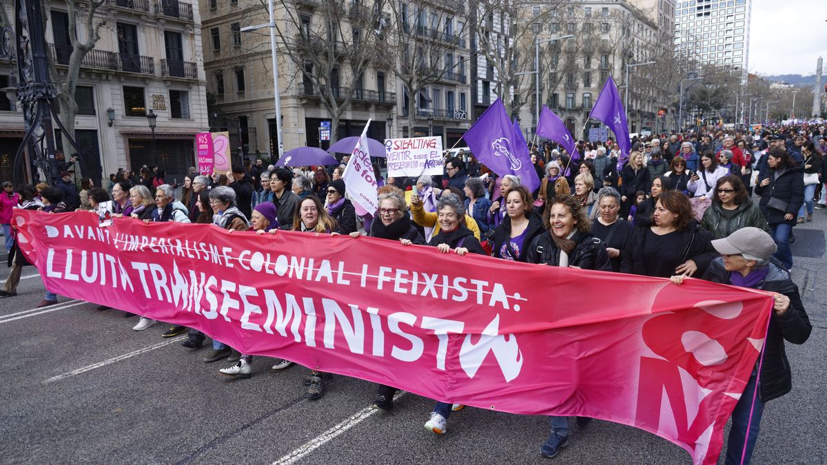 Vista de la manifestación del 8M con motivo del Día Internacional de la Mujer celebrada en Barcelona. EFE/Quique García