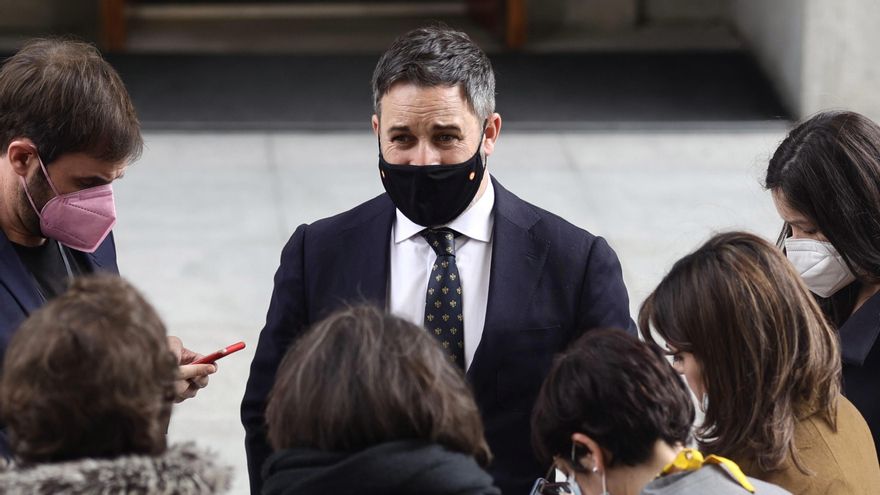 El líder de Vox, Santiago Abascal, tras participar en una sesión plenaria, en el Congreso de los Diputados, a 10 de marzo de 2022, en Madrid (España). Durante el pleno, marcado nuevamente por la ausencia del líder del PP, han votado el decreto ley para prorrogar el esquema de protección especial del empleo de los expedientes de regulación temporal de empleo (ERTE); las medidas antidesahucios; y la ley leer más de vivienda. Asimismo, han debatido sobre las ayudas a autónomos para la transición hacia los mecanismos estructurales de defensa del empleo, y para la recuperación económica y social de la isla de La Palma.