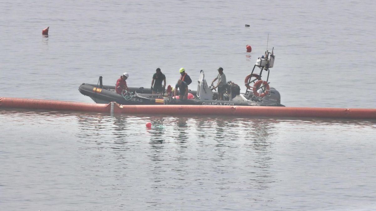 Colocación de una boya flotante para marcar el límite entre la playa del Tarajal de Ceuta y Marruecos, tras la entrada masiva de personas en los últimos días. EFE/Reduan