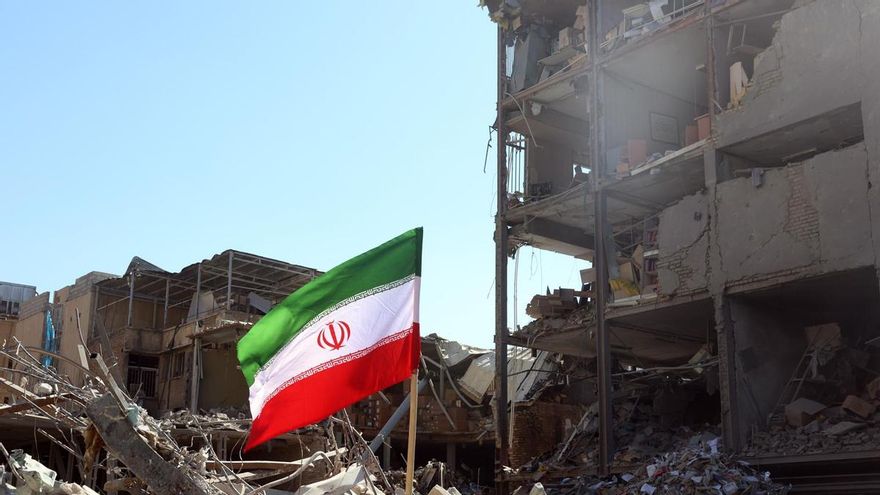 Una bandera de Irán en un edificio dañado en el centro de Teherán el 3 de marzo de 2026