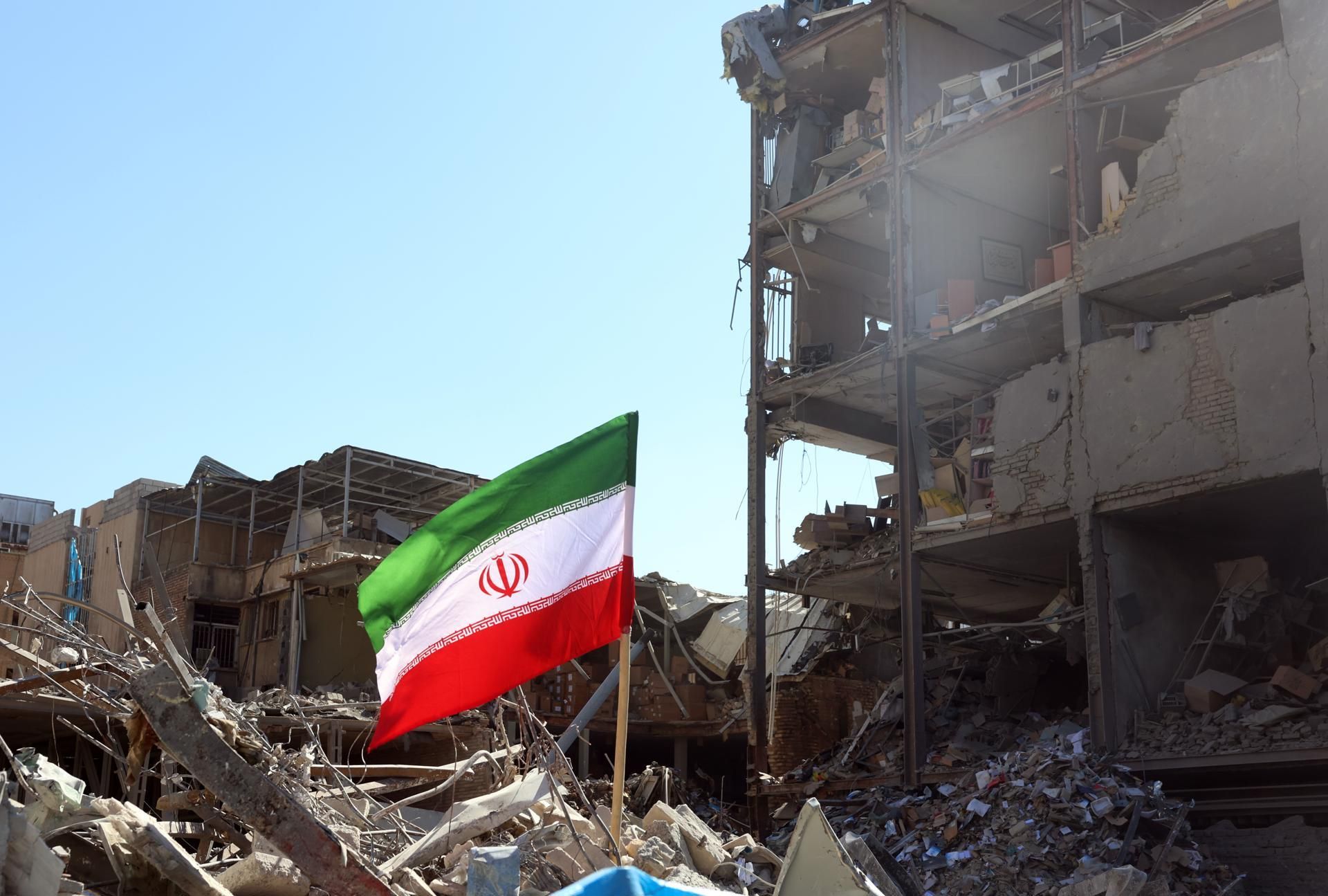 Una bandera de Irán en un edificio dañado en el centro de Teherán el 3 de marzo de 2026