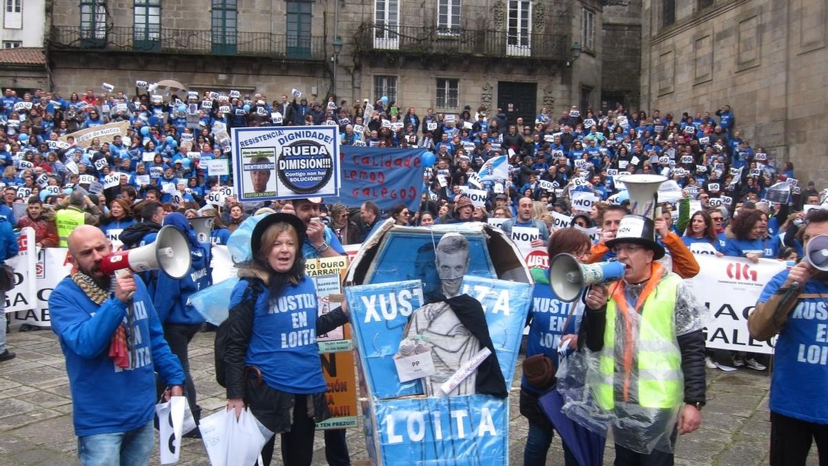 Una multitudinaria manifestación de funcionarios de justicia pide en Santiago la dimisión del vicepresidente de la Xunta