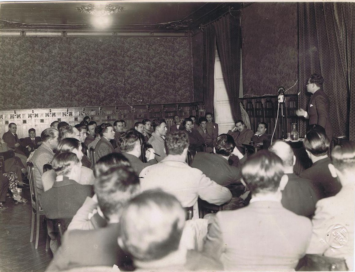 Fernández del Riego ofrece unha conferencia no Liceo Compostelano sobre a literatura galega do s. XX (1935).