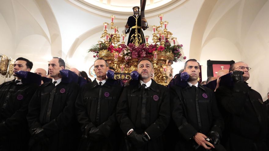 Salida de la Procesión de los Pasos de la Cofradía del Dulce Nombre de Jesús Nazareno