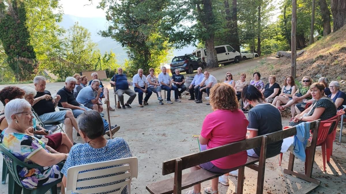Asamblea de Argallando Asociación Sociocultural y de Desarrollo Rural Villasinde, con la participación de 32 socios.