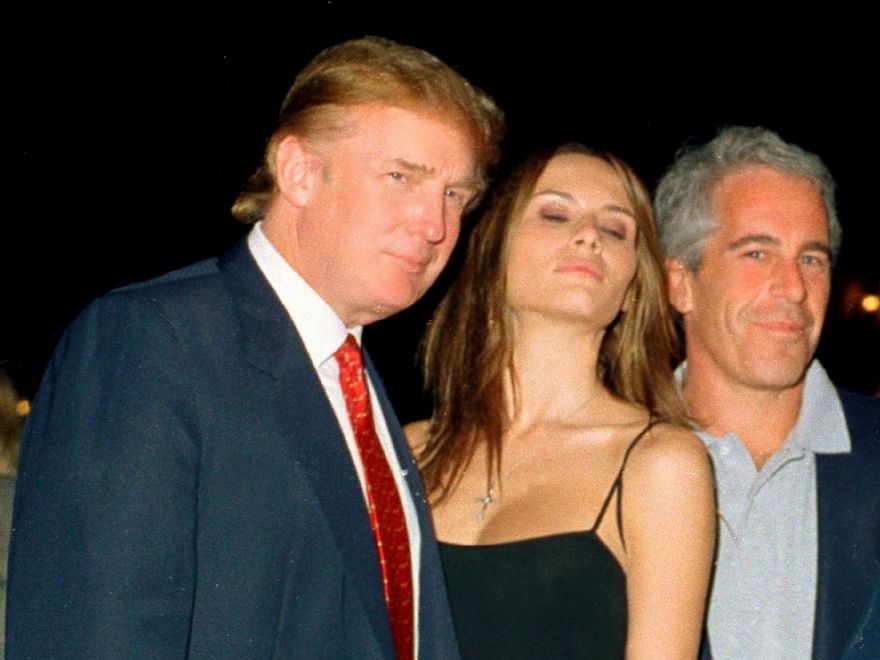 Una de las fotos expuestas en la casa de Epstein: Donald Trump y su novia (y futura esposa), Melania Knauss y Jeffrey Epstein. Recorta a Ghislaine Maxwell