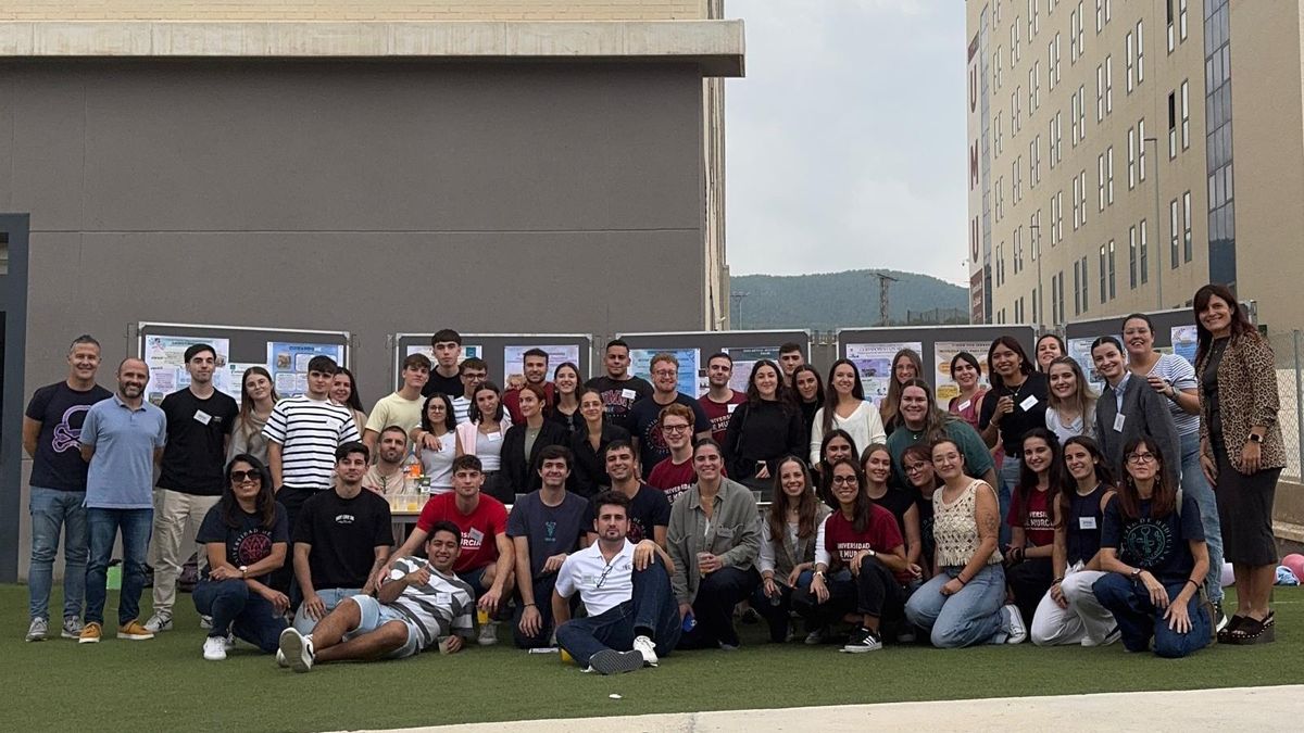 Finaliza el proyecto de la UMU que une a alumnos de Fisioterapia con personas cuidadoras: "Es reconfortante cuidar de nuestros seres queridos"