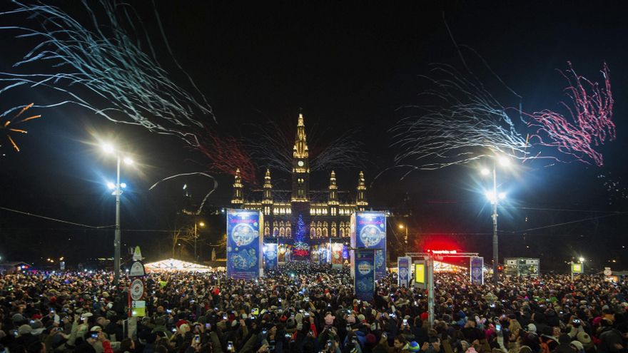 Celebración frente al ayuntamiento de Viena en el "Camino de la Nochevieja" en 2016.