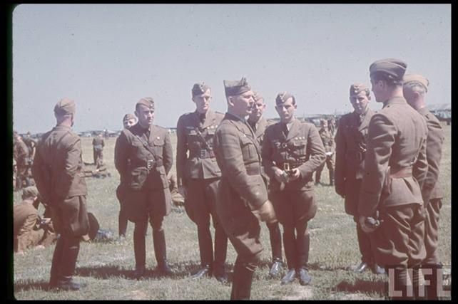 Mandos de la Legión Cóndor en León; el primo del Barón Rojo; Wolfram von Richtoffen en el centro.