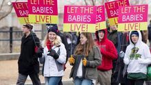 Un grupo se congrega para participar en la manifestación en contra el aborto.
