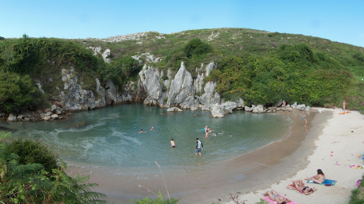 Playa de Gulpiyuri en Asturias con bañistas
