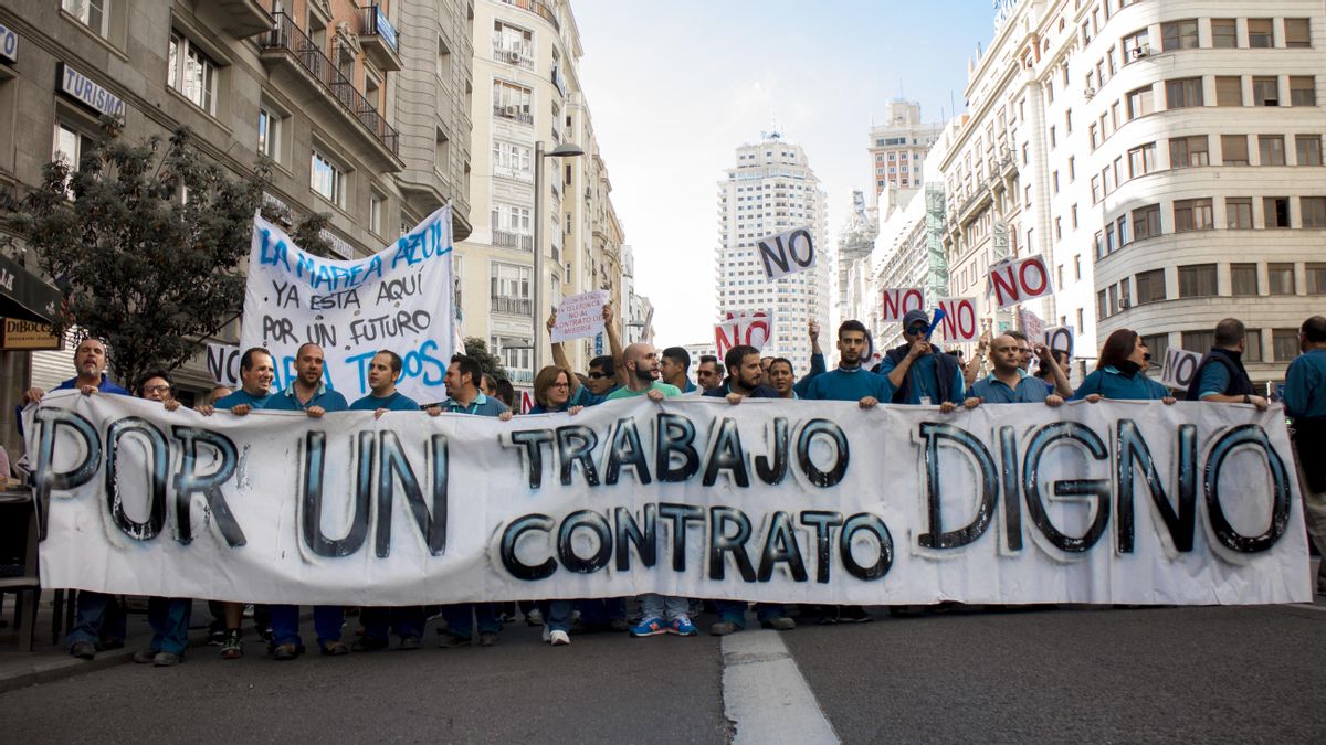 Manifestantes atraviesan la Gran Vía de Madrid contra las malas condiciones de la subcontratación de Telefónica \ Foto: A. Navarro
