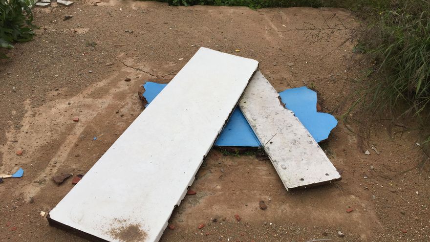 Unas tablas cubren uno de los pozos de los terrenos pertenecientes a la RFAF