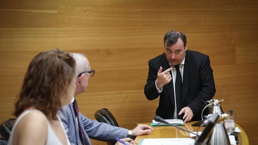 Un micro abierto caza a un diputado de Vox en las Corts jactándose de tener “información privilegiada” sobre una investigación: “Me lo ha dicho la fiscal”