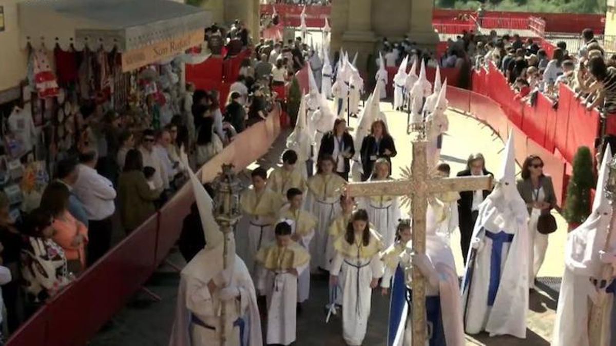 La cruz de guía de El Resucitado llega a carrera oficial.